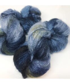 WestWooly Fat Mohair er et tykt mohairgarn i en dejlig tykkelse. Garnet har en sammensætning, der består af 73% kid mohair, 12% merinould og 5% nylon. Dette garn er enormt blødt med en god fylde og kan bruges i mange sammenhænge, som eks de lune sweatre på større pinde. Garnet kan bruges alene eller sammen med en tråd ufarvet merino, merino/Tencel, Merino/silke eller merino single. Jeg håndfarver alle fed i små partier, husk derfor at bestille fed nok til dit projekt Fiberindhold: 73% kid mohair, 12% merino, 5% nylon Anbefalet pind: 7-10 mm Løbelængde: 180 meter / 100 g i hvert fed Vaskeanvisning: håndvask 30 grader – tørres liggende Vær opmærksom på, at farven på billedet kan afvige en smule fra virkeligheden, da det afhænger af skærmens farvekalibrering. Der kan således også være nuanceforskelle fra skærm til skærm. Håndfarvet garn er et spændende og interessant materiale at arbejde med.  Alle fed er farvet i hånden og helt unikke.Derfor vil der opleves forskelle i de enkelte fed. Når du strikker med håndfarvet garn, kan du med fordel strikke med to forskellige nøgler på samme tid. Strik eks. 2-5 omgange med hvert nøgle, jhvormed du  