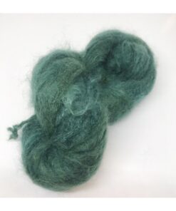 WestWooly Fat Mohair er et tykt mohairgarn i en dejlig tykkelse. Garnet har en sammensætning, der består af 73% kid mohair, 12% merinould og 5% nylon. Dette garn er enormt blødt med en god fylde og kan bruges i mange sammenhænge, som eks de lune sweatre på større pinde. Garnet kan bruges alene eller sammen med en tråd ufarvet merino, merino/Tencel, Merino/silke eller merino single. Jeg håndfarver alle fed i små partier, husk derfor at bestille fed nok til dit projekt Fiberindhold: 73% kid mohair, 12% merino, 5% nylon Anbefalet pind: 7-10 mm Løbelængde: 180 meter / 100 g i hvert fed Vaskeanvisning: håndvask 30 grader – tørres liggende Vær opmærksom på, at farven på billedet kan afvige en smule fra virkeligheden, da det afhænger af skærmens farvekalibrering. Der kan således også være nuanceforskelle fra skærm til skærm. Håndfarvet garn er et spændende og interessant materiale at arbejde med.  Alle fed er farvet i hånden og helt unikke.Derfor vil der opleves forskelle i de enkelte fed. Når du strikker med håndfarvet garn, kan du med fordel strikke med to forskellige nøgler på samme tid. Strik eks. 2-5 omgange med hvert nøgle, jhvormed du  