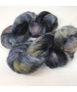 WestWooly Fat Mohair er et tykt mohairgarn i en dejlig tykkelse. Garnet har en sammensætning, der består af 73% kid mohair, 12% merinould og 5% nylon. Dette garn er enormt blødt med en god fylde og kan bruges i mange sammenhænge, som eks de lune sweatre på større pinde. Garnet kan bruges alene eller sammen med en tråd ufarvet merino, merino/Tencel, Merino/silke eller merino single. Jeg håndfarver alle fed i små partier, husk derfor at bestille fed nok til dit projekt Fiberindhold: 73% kid mohair, 12% merino, 5% nylon Anbefalet pind: 7-10 mm Løbelængde: 180 meter / 100 g i hvert fed Vaskeanvisning: håndvask 30 grader – tørres liggende Vær opmærksom på, at farven på billedet kan afvige en smule fra virkeligheden, da det afhænger af skærmens farvekalibrering. Der kan således også være nuanceforskelle fra skærm til skærm. Håndfarvet garn er et spændende og interessant materiale at arbejde med.  Alle fed er farvet i hånden og helt unikke.Derfor vil der opleves forskelle i de enkelte fed. Når du strikker med håndfarvet garn, kan du med fordel strikke med to forskellige nøgler på samme tid. Strik eks. 2-5 omgange med hvert nøgle, jhvormed du  