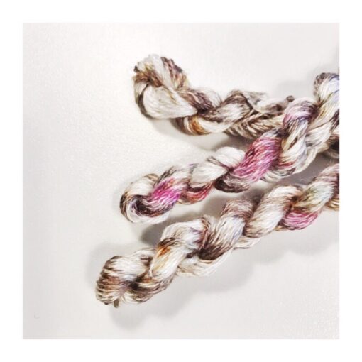 Disse finde små fed broderigarn består af 100 %  silke. Hvert fed vejer 3 gram og løber 24 m Fiberindhold: 100 % silke Løbelængde: 24 meter / 3 g i hvert fed Vaskeanvisning: håndvask 30 grader – tørres liggende Vær opmærksom på, at farven på billedet kan afvige en smule fra virkeligheden, da det afhænger af skærmens farvekalibrering. Der kan således også være nuanceforskelle fra skærm til skærm. Håndfarvet garn er et spændende og interessant materiale at arbejde med.  Alle fed er farvet i hånden og helt unikke.Derfor vil der opleves forskelle i de enkelte fed.