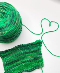 På dette kursus lærer du at strikke at strikke en let og enkel sommerbluse. Du kan vælge mellem følgende modeller: Anker Sommerblus fra PetiteKnit Delightful fra KnitsbyBendix Puf fra Lene Holm Samsøe Garnet skal købes i butikken, hvor du får 15 % rabat Dette kursus løber over 3 gange, onsdag/torsdag 19-21 Der serveres kaffe/the samt lidt sødt