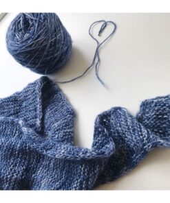 På dette kursus lærer du at strikke at strikke en let og enkel sweater. Du kan vælge mellem følgende modeller: Easy Peasy fra Önling Novise Sweater fra PetiteKnit MIchelé Light fra KnitsbyBendix Garnet skal købes i butikken, hvor du får 15 % rabat Dette kursus løber over 4 gange Der serveres kaffe/the samt lidt sødt