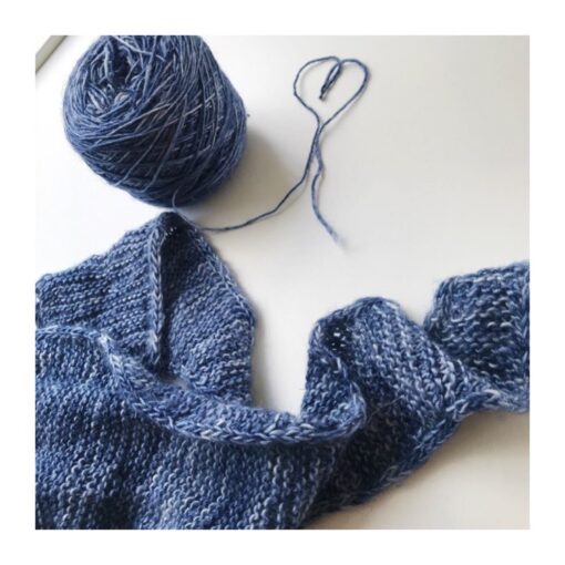 På dette kursus lærer du at strikke at strikke en let og enkel sweater. Du kan vælge mellem følgende modeller: Easy Peasy fra Önling Novise Sweater fra PetiteKnit MIchelé Light fra KnitsbyBendix Garnet skal købes i butikken, hvor du får 15 % rabat Dette kursus løber over 4 gange Der serveres kaffe/the samt lidt sødt