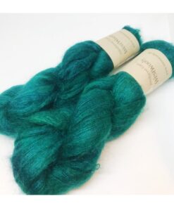 WestWooly Silke Mohair er blødt, lækkert og fyldigt garn, og det kan bruges til utallige formål som sweatre, sjaler og ikke mindst strik du ønsker at tilføre ekstra glans og kærlighed. Materiale: 75 % Superkidmohair, 25 % Mulbærsilke Vejledende pinde: 3-4 mm Vejledende strikkefasthed: 32-40 masker pr 10 cm Løbelængde: 420 m pr fed a' 50 g Jeg håndfarver alle fed i små partier, husk derfor at bestille fed nok til dit projekt Bløde og glansfulde fed i en blanding af 75 % Kidmohair og 25 % Mulbærsilke. Dette garn er dermed et virkelig eksklusivt garn til dit strik. Mohair varmer 3 x mere end uld og vejer næsten intet. Brug garnet til sweatre, sjaler, huer og alt det andet, du ønsker ekstra blødt, lækkert, let og varmt.