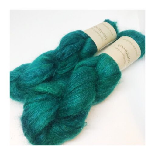 WestWooly Silke Mohair er blødt, lækkert og fyldigt garn, og det kan bruges til utallige formål som sweatre, sjaler og ikke mindst strik du ønsker at tilføre ekstra glans og kærlighed. Materiale: 75 % Superkidmohair, 25 % Mulbærsilke Vejledende pinde: 3-4 mm Vejledende strikkefasthed: 32-40 masker pr 10 cm Løbelængde: 420 m pr fed a' 50 g Jeg håndfarver alle fed i små partier, husk derfor at bestille fed nok til dit projekt Bløde og glansfulde fed i en blanding af 75 % Kidmohair og 25 % Mulbærsilke. Dette garn er dermed et virkelig eksklusivt garn til dit strik. Mohair varmer 3 x mere end uld og vejer næsten intet. Brug garnet til sweatre, sjaler, huer og alt det andet, du ønsker ekstra blødt, lækkert, let og varmt.
