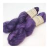 WestWooly Silke Mohair er blødt, lækkert og fyldigt garn, og det kan bruges til utallige formål som sweatre, sjaler og ikke mindst strik du ønsker at tilføre ekstra glans og kærlighed. Materiale: 75 % Superkidmohair, 25 % Mulbærsilke Vejledende pinde: 3-4 mm Vejledende strikkefasthed: 32-40 masker pr 10 cm Løbelængde: 420 m pr fed a' 50 g Jeg håndfarver alle fed i små partier, husk derfor at bestille fed nok til dit projekt Bløde og glansfulde fed i en blanding af 75 % Kidmohair og 25 % Mulbærsilke. Dette garn er dermed et virkelig eksklusivt garn til dit strik. Mohair varmer 3 x mere end uld og vejer næsten intet. Brug garnet til sweatre, sjaler, huer og alt det andet, du ønsker ekstra blødt, lækkert, let og varmt.