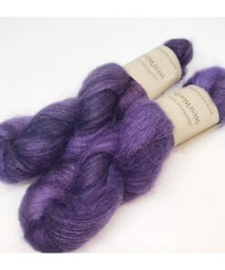 WestWooly Silke Mohair er blødt, lækkert og fyldigt garn, og det kan bruges til utallige formål som sweatre, sjaler og ikke mindst strik du ønsker at tilføre ekstra glans og kærlighed. Materiale: 75 % Superkidmohair, 25 % Mulbærsilke Vejledende pinde: 3-4 mm Vejledende strikkefasthed: 32-40 masker pr 10 cm Løbelængde: 420 m pr fed a' 50 g Jeg håndfarver alle fed i små partier, husk derfor at bestille fed nok til dit projekt Bløde og glansfulde fed i en blanding af 75 % Kidmohair og 25 % Mulbærsilke. Dette garn er dermed et virkelig eksklusivt garn til dit strik. Mohair varmer 3 x mere end uld og vejer næsten intet. Brug garnet til sweatre, sjaler, huer og alt det andet, du ønsker ekstra blødt, lækkert, let og varmt.