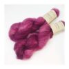 WestWooly Silke Mohair er blødt, lækkert og fyldigt garn, og det kan bruges til utallige formål som sweatre, sjaler og ikke mindst strik du ønsker at tilføre ekstra glans og kærlighed. Materiale: 75 % Superkidmohair, 25 % Mulbærsilke Vejledende pinde: 3-4 mm Vejledende strikkefasthed: 32-40 masker pr 10 cm Løbelængde: 420 m pr fed a' 50 g Jeg håndfarver alle fed i små partier, husk derfor at bestille fed nok til dit projekt Bløde og glansfulde fed i en blanding af 75 % Kidmohair og 25 % Mulbærsilke. Dette garn er dermed et virkelig eksklusivt garn til dit strik. Mohair varmer 3 x mere end uld og vejer næsten intet. Brug garnet til sweatre, sjaler, huer og alt det andet, du ønsker ekstra blødt, lækkert, let og varmt.
