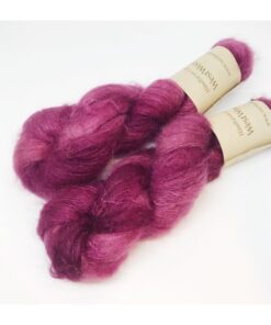 WestWooly Silke Mohair er blødt, lækkert og fyldigt garn, og det kan bruges til utallige formål som sweatre, sjaler og ikke mindst strik du ønsker at tilføre ekstra glans og kærlighed. Materiale: 75 % Superkidmohair, 25 % Mulbærsilke Vejledende pinde: 3-4 mm Vejledende strikkefasthed: 32-40 masker pr 10 cm Løbelængde: 420 m pr fed a' 50 g Jeg håndfarver alle fed i små partier, husk derfor at bestille fed nok til dit projekt Bløde og glansfulde fed i en blanding af 75 % Kidmohair og 25 % Mulbærsilke. Dette garn er dermed et virkelig eksklusivt garn til dit strik. Mohair varmer 3 x mere end uld og vejer næsten intet. Brug garnet til sweatre, sjaler, huer og alt det andet, du ønsker ekstra blødt, lækkert, let og varmt.
