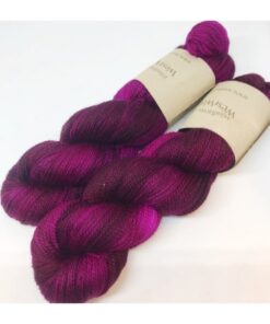 WestWooly merino SW 325, er et superblødt, lækkert og robust garn, og det kan bruges til utallige formål som sweatre, sjaler og ikke mindst strik til børn. Garnet er hårdt spundet af lange og bløde fibre og er derfor både blødt og kan strikkes på op til pind 4,5 mm Materiale: 100 % merino, 2-trådet, 20,5 mic Vejledende pinde: 3,5-4,5 mm Vejledende strikkefasthed: 22-30 masker pr 10 cm Løbelængde: 325 m pr fed a' 100 g Jeg håndfarver alle fed i små partier, husk derfor at bestille fed nok til dit projekt Vær opmærksom på, at farven på billedet kan afvige en smule fra virkeligheden, da det afhænger af skærmens farvekalibrering. Der kan således også være nuanceforskelle fra skærm til skærm. Håndfarvet garn er et spændende og interessant materiale at arbejde med.  Alle fed er farvet i hånden og helt unikke.Derfor vil der opleves forskelle i de enkelte fed. Når du strikker med håndfarvet garn, kan du med fordel strikke med to forskellige nøgler på samme tid. Strik eks. 2-5 omgange med hvert nøgle, hvormed du  
