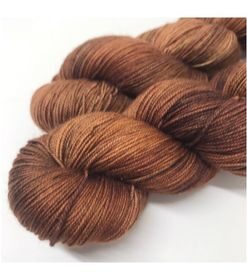 Dette garn er et nyt garn med en sammensætning af merino og bionedbrydeligt nylon specielt velegnet til strømper. Dette garn indeholder 85% merino SW, 15 % BIO nylon, et blødt og behageligt garn Løbelængde er 430 m  pr 100 g, som hvert fed vejer. Vejledende pinde: 2.5 - 4 mm Vejledende strikkefasthed: 28-36 masker pr 10 cm Jeg håndfarver alle fed i små partier, husk derfor at bestille fed nok til dit projekt, så du får nøjagtigt samme udtryk i hele arbejdet. Garnet passer til perfekt som strømpegarn Materiale: 85% superwash merino, 15 % BIO nylon Vejledende pinde: 2,5-4 mm Strikkefasthed: 28-36 masker / 10 cm Løbelængde: 430 meter / 100 g Vaskeanvisning: håndvask 30 grader/uldvask i maskine- tørres liggende Vær opmærksom på, at farven på billedet kan afvige en smule fra virkeligheden, da det afhænger af skærmens farvekalibrering. Der kan således også være nuanceforskelle fra skærm til skærm. Håndfarvet garn er et spændende og interessant materiale at arbejde med.  Alle fed er farvet i hånden og helt unikke.Derfor vil der opleves forskelle i de enkelte fed.Når du strikker med håndfarvet garn, kan du med fordel strikke med to forskellige nøgler på samme tid. Strik eks. 2-5 omgange med hvert nøgle, hvormed du  
