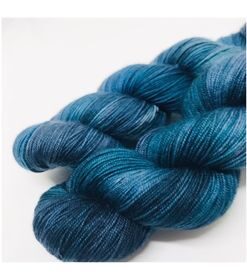 Dette garn er et nyt garn med en sammensætning af merino og bionedbrydeligt nylon specielt velegnet til strømper. Dette garn indeholder 85% merino SW, 15 % BIO nylon, et blødt og behageligt garn Løbelængde er 430 m  pr 100 g, som hvert fed vejer. Vejledende pinde: 2.5 - 4 mm Vejledende strikkefasthed: 28-36 masker pr 10 cm Jeg håndfarver alle fed i små partier, husk derfor at bestille fed nok til dit projekt, så du får nøjagtigt samme udtryk i hele arbejdet. Garnet passer til perfekt som strømpegarn Materiale: 85% superwash merino, 15 % BIO nylon Vejledende pinde: 2,5-4 mm Strikkefasthed: 28-36 masker / 10 cm Løbelængde: 430 meter / 100 g Vaskeanvisning: håndvask 30 grader/uldvask i maskine- tørres liggende Vær opmærksom på, at farven på billedet kan afvige en smule fra virkeligheden, da det afhænger af skærmens farvekalibrering. Der kan således også være nuanceforskelle fra skærm til skærm. Håndfarvet garn er et spændende og interessant materiale at arbejde med.  Alle fed er farvet i hånden og helt unikke.Derfor vil der opleves forskelle i de enkelte fed.Når du strikker med håndfarvet garn, kan du med fordel strikke med to forskellige nøgler på samme tid. Strik eks. 2-5 omgange med hvert nøgle, hvormed du  