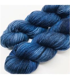 Dette garn er et nyt garn med en sammensætning af merino og bionedbrydeligt nylon specielt velegnet til strømper. Dette garn indeholder 85% merino SW, 15 % BIO nylon, et blødt og behageligt garn Løbelængde er 430 m  pr 100 g, som hvert fed vejer. Vejledende pinde: 2.5 - 4 mm Vejledende strikkefasthed: 28-36 masker pr 10 cm Jeg håndfarver alle fed i små partier, husk derfor at bestille fed nok til dit projekt, så du får nøjagtigt samme udtryk i hele arbejdet. Garnet passer til perfekt som strømpegarn Materiale: 85% superwash merino, 15 % BIO nylon Vejledende pinde: 2,5-4 mm Strikkefasthed: 28-36 masker / 10 cm Løbelængde: 430 meter / 100 g Vaskeanvisning: håndvask 30 grader/uldvask i maskine- tørres liggende Vær opmærksom på, at farven på billedet kan afvige en smule fra virkeligheden, da det afhænger af skærmens farvekalibrering. Der kan således også være nuanceforskelle fra skærm til skærm. Håndfarvet garn er et spændende og interessant materiale at arbejde med.  Alle fed er farvet i hånden og helt unikke.Derfor vil der opleves forskelle i de enkelte fed.Når du strikker med håndfarvet garn, kan du med fordel strikke med to forskellige nøgler på samme tid. Strik eks. 2-5 omgange med hvert nøgle, hvormed du  