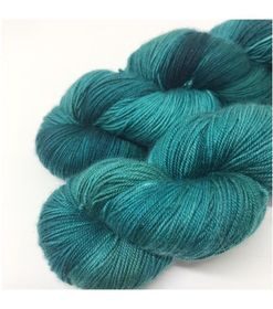 Dette garn er et nyt garn med en sammensætning af merino og bionedbrydeligt nylon specielt velegnet til strømper. Dette garn indeholder 85% merino SW, 15 % BIO nylon, et blødt og behageligt garn Løbelængde er 430 m  pr 100 g, som hvert fed vejer. Vejledende pinde: 2.5 - 4 mm Vejledende strikkefasthed: 28-36 masker pr 10 cm Jeg håndfarver alle fed i små partier, husk derfor at bestille fed nok til dit projekt, så du får nøjagtigt samme udtryk i hele arbejdet. Garnet passer til perfekt som strømpegarn  Materiale: 85% superwash merino, 15 % BIO nylon Vejledende pinde: 2,5-4 mm Strikkefasthed: 28-36 masker / 10 cm Løbelængde: 430 meter / 100 g Vaskeanvisning: håndvask 30 grader/uldvask i maskine- tørres liggende Vær opmærksom på, at farven på billedet kan afvige en smule fra virkeligheden, da det afhænger af skærmens farvekalibrering. Der kan således også være nuanceforskelle fra skærm til skærm.  Håndfarvet garn er et spændende og interessant materiale at arbejde med.  Alle fed er farvet i hånden og helt unikke.Derfor vil der opleves forskelle i de enkelte fed.Når du strikker med håndfarvet garn, kan du med fordel strikke med to forskellige nøgler på samme tid. Strik eks. 2-5 omgange med hvert nøgle, hvormed du  