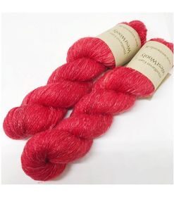 WestWooly Merino/ Hør 360 SW, er et blødt, lækkert og robust garn, og det kan bruges til mange formål som sweatre, sjaler og ikke mindst strik til børn. Dertil er dette hørgarn meget velegnet til dig, der let får det alt for varmt i andre former for strik, da hør er temperaturregulerende og kølende. Garnet er hårdt spundet af lange og bløde fibre og er er dertil velegnet til sensitive og uldsarte. Materiale: 90 % merino (19, 5 mic), 10 % hør Vejledende pinde: 2,5-4 mm Vejledende strikkefasthed: 28-36 masker på 10 cm Løbelængde: 360 m pr fed a' 100 g Vaskeanvisning: håndvask, gerne i uldsæbe, kan centrifugeres i maskine – tørres liggende Vær opmærksom på, at farven på billedet kan afvige en smule fra virkeligheden, da det afhænger af skærmens farvekalibrering. Der kan således også være nuanceforskelle fra skærm til skærm. Håndfarvet garn er et spændende og interessant materiale at arbejde med.  Alle fed er farvet i hånden og helt unikke.Derfor vil der opleves forskelle i de enkelte fed. Når du strikker med håndfarvet garn, kan du med fordel strikke med to forskellige nøgler på samme tid. Strik eks. 2-5 omgange med hvert nøgle, hvormed du  
