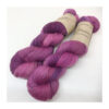 WestWooly merino % SW 400, er et superblødt, lækkert og robust garn, og det kan bruges til utallige formål som sweatre, sjaler og ikke andet strik i garn, du ikke ønsker skal være SW behandlet. Garnet er hårdt spundet af lange og bløde fibre og er derfor både blødt og kan strikkes på op til pind 4,0 mm Materiale: 100 % merino % SW, 2-trådet, 20,5 mic Vejledende pinde: 3,0-4,0 mm Vejledende strikkefasthed: 22-30 masker pr 10 cm Løbelængde: 400 m pr fed a' 100 g Jeg håndfarver alle fed i små partier, husk derfor at bestille fed nok til dit projekt Vær opmærksom på, at farven på billedet kan afvige en smule fra virkeligheden, da det afhænger af skærmens farvekalibrering. Der kan således også være nuanceforskelle fra skærm til skærm. Håndfarvet garn er et spændende og interessant materiale at arbejde med.  Alle fed er farvet i hånden og helt unikke.Derfor vil der opleves forskelle i de enkelte fed. Når du strikker med håndfarvet garn, kan du med fordel strikke med to forskellige nøgler på samme tid. Strik eks. 2-5 omgange med hvert nøgle, hvormed du  