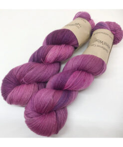 WestWooly merino % SW 400, er et superblødt, lækkert og robust garn, og det kan bruges til utallige formål som sweatre, sjaler og ikke andet strik i garn, du ikke ønsker skal være SW behandlet. Garnet er hårdt spundet af lange og bløde fibre og er derfor både blødt og kan strikkes på op til pind 4,0 mm Materiale: 100 % merino % SW, 2-trådet, 20,5 mic Vejledende pinde: 3,0-4,0 mm Vejledende strikkefasthed: 22-30 masker pr 10 cm Løbelængde: 400 m pr fed a' 100 g Jeg håndfarver alle fed i små partier, husk derfor at bestille fed nok til dit projekt Vær opmærksom på, at farven på billedet kan afvige en smule fra virkeligheden, da det afhænger af skærmens farvekalibrering. Der kan således også være nuanceforskelle fra skærm til skærm. Håndfarvet garn er et spændende og interessant materiale at arbejde med.  Alle fed er farvet i hånden og helt unikke.Derfor vil der opleves forskelle i de enkelte fed. Når du strikker med håndfarvet garn, kan du med fordel strikke med to forskellige nøgler på samme tid. Strik eks. 2-5 omgange med hvert nøgle, hvormed du  