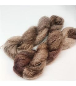 WestWooly Silke Mohair er blødt, lækkert og fyldigt garn, og det kan bruges til utallige formål som sweatre, sjaler og ikke mindst strik du ønsker at tilføre ekstra glans og kærlighed. Materiale: 75 % Superkidmohair, 25 % Mulbærsilke Vejledende pinde: 3-4 mm Vejledende strikkefasthed: 32-40 masker pr 10 cm Løbelængde: 420 m pr fed a' 50 g Jeg håndfarver alle fed i små partier, husk derfor at bestille fed nok til dit projekt Bløde og glansfulde fed i en blanding af 75 % Kidmohair og 25 % Mulbærsilke. Dette garn er dermed et virkelig eksklusivt garn til dit strik. Mohair varmer 3 x mere end uld og vejer næsten intet. Brug garnet til sweatre, sjaler, huer og alt det andet, du ønsker ekstra blødt, lækkert, let og varmt.