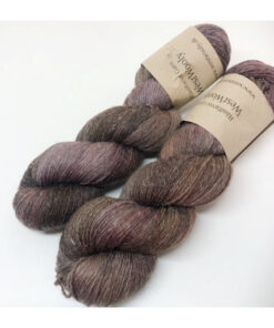WestWooly merino SW hør 400, er et superblødt, lækkert og robust garn, og det kan bruges til utallige formål som sweatre, sjaler og ikke mindst strik til børn. Dertil er dette hørgarn meget velegnet til dig, der let får det alt for varm i andre former for strik. Garnet er hårdt spundet af lange og bløde fibre og er derfor både blødt og kan strikkes på op til pind 4,5 mm Materiale: 84 % merino (19, 5 mic), 16 % hør, Vejledende pinde: 2,5-4 mm Vejledende strikkefasthed: 28-36 masker pr 10 cm Løbelængde: 400 m pr fed a' 100 g Jeg håndfarver alle fed i små partier, husk derfor at bestille fed nok til dit projekt Vær opmærksom på, at farven på billedet kan afvige en smule fra virkeligheden, da det afhænger af skærmens farvekalibrering. Der kan således også være nuanceforskelle fra skærm til skærm. Håndfarvet garn er et spændende og interessant materiale at arbejde med.  Alle fed er farvet i hånden og helt unikke.Derfor vil der opleves forskelle i de enkelte fed. Når du strikker med håndfarvet garn, kan du med fordel strikke med to forskellige nøgler på samme tid. Strik eks. 2-5 omgange med hvert nøgle, hvormed du  