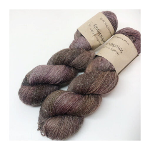 WestWooly merino SW hør 400, er et superblødt, lækkert og robust garn, og det kan bruges til utallige formål som sweatre, sjaler og ikke mindst strik til børn. Dertil er dette hørgarn meget velegnet til dig, der let får det alt for varm i andre former for strik. Garnet er hårdt spundet af lange og bløde fibre og er derfor både blødt og kan strikkes på op til pind 4,5 mm Materiale: 84 % merino (19, 5 mic), 16 % hør, Vejledende pinde: 2,5-4 mm Vejledende strikkefasthed: 28-36 masker pr 10 cm Løbelængde: 400 m pr fed a' 100 g Jeg håndfarver alle fed i små partier, husk derfor at bestille fed nok til dit projekt Vær opmærksom på, at farven på billedet kan afvige en smule fra virkeligheden, da det afhænger af skærmens farvekalibrering. Der kan således også være nuanceforskelle fra skærm til skærm. Håndfarvet garn er et spændende og interessant materiale at arbejde med.  Alle fed er farvet i hånden og helt unikke.Derfor vil der opleves forskelle i de enkelte fed. Når du strikker med håndfarvet garn, kan du med fordel strikke med to forskellige nøgler på samme tid. Strik eks. 2-5 omgange med hvert nøgle, hvormed du  