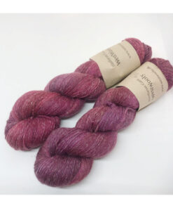 WestWooly merino SW hør 400, er et superblødt, lækkert og robust garn, og det kan bruges til utallige formål som sweatre, sjaler og ikke mindst strik til børn. Dertil er dette hørgarn meget velegnet til dig, der let får det alt for varm i andre former for strik. Garnet er hårdt spundet af lange og bløde fibre og er derfor både blødt og kan strikkes på op til pind 4,5 mm Materiale: 84 % merino (19, 5 mic), 16 % hør, Vejledende pinde: 2,5-4 mm Vejledende strikkefasthed: 28-36 masker pr 10 cm Løbelængde: 400 m pr fed a' 100 g Jeg håndfarver alle fed i små partier, husk derfor at bestille fed nok til dit projekt Vær opmærksom på, at farven på billedet kan afvige en smule fra virkeligheden, da det afhænger af skærmens farvekalibrering. Der kan således også være nuanceforskelle fra skærm til skærm. Håndfarvet garn er et spændende og interessant materiale at arbejde med.  Alle fed er farvet i hånden og helt unikke.Derfor vil der opleves forskelle i de enkelte fed. Når du strikker med håndfarvet garn, kan du med fordel strikke med to forskellige nøgler på samme tid. Strik eks. 2-5 omgange med hvert nøgle, hvormed du  