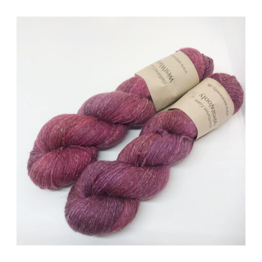 WestWooly merino SW hør 400, er et superblødt, lækkert og robust garn, og det kan bruges til utallige formål som sweatre, sjaler og ikke mindst strik til børn. Dertil er dette hørgarn meget velegnet til dig, der let får det alt for varm i andre former for strik. Garnet er hårdt spundet af lange og bløde fibre og er derfor både blødt og kan strikkes på op til pind 4,5 mm Materiale: 84 % merino (19, 5 mic), 16 % hør, Vejledende pinde: 2,5-4 mm Vejledende strikkefasthed: 28-36 masker pr 10 cm Løbelængde: 400 m pr fed a' 100 g Jeg håndfarver alle fed i små partier, husk derfor at bestille fed nok til dit projekt Vær opmærksom på, at farven på billedet kan afvige en smule fra virkeligheden, da det afhænger af skærmens farvekalibrering. Der kan således også være nuanceforskelle fra skærm til skærm. Håndfarvet garn er et spændende og interessant materiale at arbejde med.  Alle fed er farvet i hånden og helt unikke.Derfor vil der opleves forskelle i de enkelte fed. Når du strikker med håndfarvet garn, kan du med fordel strikke med to forskellige nøgler på samme tid. Strik eks. 2-5 omgange med hvert nøgle, hvormed du  