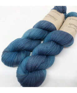 WestWooly merino % SW 400, er et superblødt, lækkert og robust garn, og det kan bruges til utallige formål som sweatre, sjaler og ikke andet strik i garn, du ikke ønsker skal være SW behandlet. Garnet er hårdt spundet af lange og bløde fibre og er derfor både blødt og kan strikkes på op til pind 4,0 mm Materiale: 100 % merino % SW, 2-trådet, 20,5 mic Vejledende pinde: 3,0-4,0 mm Vejledende strikkefasthed: 22-30 masker pr 10 cm Løbelængde: 400 m pr fed a' 100 g Jeg håndfarver alle fed i små partier, husk derfor at bestille fed nok til dit projekt Vær opmærksom på, at farven på billedet kan afvige en smule fra virkeligheden, da det afhænger af skærmens farvekalibrering. Der kan således også være nuanceforskelle fra skærm til skærm. Håndfarvet garn er et spændende og interessant materiale at arbejde med.  Alle fed er farvet i hånden og helt unikke.Derfor vil der opleves forskelle i de enkelte fed. Når du strikker med håndfarvet garn, kan du med fordel strikke med to forskellige nøgler på samme tid. Strik eks. 2-5 omgange med hvert nøgle, hvormed du  
