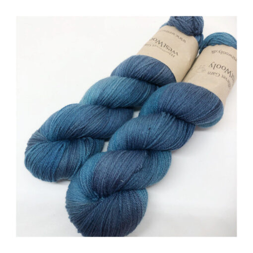 WestWooly merino % SW 400, er et superblødt, lækkert og robust garn, og det kan bruges til utallige formål som sweatre, sjaler og ikke andet strik i garn, du ikke ønsker skal være SW behandlet. Garnet er hårdt spundet af lange og bløde fibre og er derfor både blødt og kan strikkes på op til pind 4,0 mm Materiale: 100 % merino % SW, 2-trådet, 20,5 mic Vejledende pinde: 3,0-4,0 mm Vejledende strikkefasthed: 22-30 masker pr 10 cm Løbelængde: 400 m pr fed a' 100 g Jeg håndfarver alle fed i små partier, husk derfor at bestille fed nok til dit projekt Vær opmærksom på, at farven på billedet kan afvige en smule fra virkeligheden, da det afhænger af skærmens farvekalibrering. Der kan således også være nuanceforskelle fra skærm til skærm. Håndfarvet garn er et spændende og interessant materiale at arbejde med.  Alle fed er farvet i hånden og helt unikke.Derfor vil der opleves forskelle i de enkelte fed. Når du strikker med håndfarvet garn, kan du med fordel strikke med to forskellige nøgler på samme tid. Strik eks. 2-5 omgange med hvert nøgle, hvormed du  