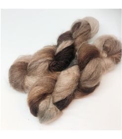 WestWooly Silke Mohair er blødt, lækkert og fyldigt garn, og det kan bruges til utallige formål som sweatre, sjaler og ikke mindst strik du ønsker at tilføre ekstra glans og kærlighed. Materiale: 75 % Superkidmohair, 25 % Mulbærsilke Vejledende pinde: 3-4 mm Vejledende strikkefasthed: 32-40 masker pr 10 cm Løbelængde: 420 m pr fed a' 50 g Jeg håndfarver alle fed i små partier, husk derfor at bestille fed nok til dit projekt Bløde og glansfulde fed i en blanding af 75 % Kidmohair og 25 % Mulbærsilke. Dette garn er dermed et virkelig eksklusivt garn til dit strik. Mohair varmer 3 x mere end uld og vejer næsten intet. Brug garnet til sweatre, sjaler, huer og alt det andet, du ønsker ekstra blødt, lækkert, let og varmt.