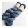 WestWooly Merino/ Hør 360 SW, er et blødt, lækkert og robust garn, og det kan bruges til mange formål som sweatre, sjaler og ikke mindst strik til børn. Dertil er dette hørgarn meget velegnet til dig, der let får det alt for varmt i andre former for strik, da hør er temperaturregulerende og kølende. Garnet er hårdt spundet af lange og bløde fibre og er er dertil velegnet til sensitive og uldsarte. Materiale: 90 % merino (19, 5 mic), 10 % hør Vejledende pinde: 2,5-4 mm Vejledende strikkefasthed: 28-36 masker på 10 cm Løbelængde: 360 m pr fed a' 100 g Vaskeanvisning: håndvask, gerne i uldsæbe, kan centrifugeres i maskine – tørres liggende Vær opmærksom på, at farven på billedet kan afvige en smule fra virkeligheden, da det afhænger af skærmens farvekalibrering. Der kan således også være nuanceforskelle fra skærm til skærm. Håndfarvet garn er et spændende og interessant materiale at arbejde med.  Alle fed er farvet i hånden og helt unikke.Derfor vil der opleves forskelle i de enkelte fed. Når du strikker med håndfarvet garn, kan du med fordel strikke med to forskellige nøgler på samme tid. Strik eks. 2-5 omgange med hvert nøgle, hvormed du  
