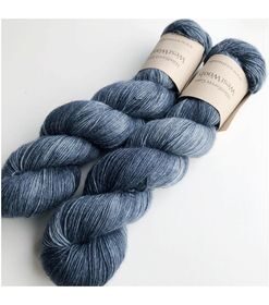 WestWooly Merino/ Hør 360 SW, er et blødt, lækkert og robust garn, og det kan bruges til mange formål som sweatre, sjaler og ikke mindst strik til børn. Dertil er dette hørgarn meget velegnet til dig, der let får det alt for varmt i andre former for strik, da hør er temperaturregulerende og kølende. Garnet er hårdt spundet af lange og bløde fibre og er er dertil velegnet til sensitive og uldsarte. Materiale: 90 % merino (19, 5 mic), 10 % hør Vejledende pinde: 2,5-4 mm Vejledende strikkefasthed: 28-36 masker på 10 cm Løbelængde: 360 m pr fed a' 100 g Vaskeanvisning: håndvask, gerne i uldsæbe, kan centrifugeres i maskine – tørres liggende Vær opmærksom på, at farven på billedet kan afvige en smule fra virkeligheden, da det afhænger af skærmens farvekalibrering. Der kan således også være nuanceforskelle fra skærm til skærm. Håndfarvet garn er et spændende og interessant materiale at arbejde med.  Alle fed er farvet i hånden og helt unikke.Derfor vil der opleves forskelle i de enkelte fed. Når du strikker med håndfarvet garn, kan du med fordel strikke med to forskellige nøgler på samme tid. Strik eks. 2-5 omgange med hvert nøgle, hvormed du  