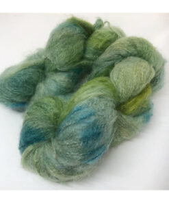WestWooly Fat Mohair er et tykt mohairgarn i en dejlig tykkelse. Garnet har en sammensætning, der består af 73% kid mohair, 12% merinould og 5% nylon. Dette garn er enormt blødt med en god fylde og kan bruges i mange sammenhænge, som eks de lune sweatre på større pinde. Garnet kan bruges alene eller sammen med en tråd ufarvet merino, merino/Tencel, Merino/silke eller merino single. Jeg håndfarver alle fed i små partier, husk derfor at bestille fed nok til dit projekt Fiberindhold: 73% kid mohair, 12% merino, 5% nylon Anbefalet pind: 7-10 mm Løbelængde: 180 meter / 100 g i hvert fed Vaskeanvisning: håndvask 30 grader – tørres liggende Vær opmærksom på, at farven på billedet kan afvige en smule fra virkeligheden, da det afhænger af skærmens farvekalibrering. Der kan således også være nuanceforskelle fra skærm til skærm. Håndfarvet garn er et spændende og interessant materiale at arbejde med.  Alle fed er farvet i hånden og helt unikke.Derfor vil der opleves forskelle i de enkelte fed. Når du strikker med håndfarvet garn, kan du med fordel strikke med to forskellige nøgler på samme tid. Strik eks. 2-5 omgange med hvert nøgle, jhvormed du  