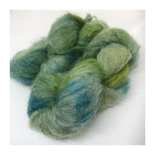 WestWooly Fat Mohair er et tykt mohairgarn i en dejlig tykkelse. Garnet har en sammensætning, der består af 73% kid mohair, 12% merinould og 5% nylon. Dette garn er enormt blødt med en god fylde og kan bruges i mange sammenhænge, som eks de lune sweatre på større pinde. Garnet kan bruges alene eller sammen med en tråd ufarvet merino, merino/Tencel, Merino/silke eller merino single. Jeg håndfarver alle fed i små partier, husk derfor at bestille fed nok til dit projekt Fiberindhold: 73% kid mohair, 12% merino, 5% nylon Anbefalet pind: 7-10 mm Løbelængde: 180 meter / 100 g i hvert fed Vaskeanvisning: håndvask 30 grader – tørres liggende Vær opmærksom på, at farven på billedet kan afvige en smule fra virkeligheden, da det afhænger af skærmens farvekalibrering. Der kan således også være nuanceforskelle fra skærm til skærm. Håndfarvet garn er et spændende og interessant materiale at arbejde med.  Alle fed er farvet i hånden og helt unikke.Derfor vil der opleves forskelle i de enkelte fed. Når du strikker med håndfarvet garn, kan du med fordel strikke med to forskellige nøgler på samme tid. Strik eks. 2-5 omgange med hvert nøgle, jhvormed du  