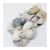 Merino SW 100 % single er et blødt og håndfarvet garn farvet i smukke farver. Garnet er 1-trådet og velegnet til utallige formål, sjaler, sweatre m.v. Hvis du ønsker at strikke på rundpind, bør garnet anvendes med en følgetråd, da den kan dreje, grundet tråden er 1-trådet. Løbelængde 365 m. på 100 g og et garn der kan benyttet både alene eller som en følgetråd. Vejledende pinde: 2,5-4 mm, Vejledende strikkefasthed: 28-36 masker pr 10 cm Jeg håndfarver alle fed i små partier, husk derfor at bestille fed nok til dit projekt, så du får nøjagtigt samme udtryk i hele arbejdet.