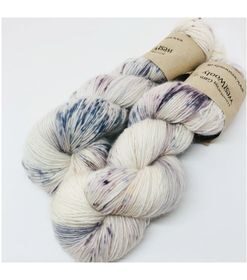 Merino SW 100 % single er et blødt og håndfarvet garn farvet i smukke farver. Garnet er 1-trådet og velegnet til utallige formål, sjaler, sweatre m.v. Hvis du ønsker at strikke på rundpind, bør garnet anvendes med en følgetråd, da den kan dreje, grundet tråden er 1-trådet. Løbelængde 365 m. på 100 g og et garn der kan benyttet både alene eller som en følgetråd. Vejledende pinde: 2,5-4 mm, Vejledende strikkefasthed: 28-36 masker pr 10 cm Jeg håndfarver alle fed i små partier, husk derfor at bestille fed nok til dit projekt, så du får nøjagtigt samme udtryk i hele arbejdet.