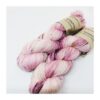 WestWooly merino SW 325, er et superblødt, lækkert og robust garn, og det kan bruges til utallige formål som sweatre, sjaler og ikke mindst strik til børn. Garnet er hårdt spundet af lange og bløde fibre og er derfor både blødt og kan strikkes på op til pind 4,5 mm Materiale: 100 % merino, 2-trådet, 20,5 mic Vejledende pinde: 3,5-4,5 mm Vejledende strikkefasthed: 22-30 masker pr 10 cm Løbelængde: 325 m pr fed a' 100 g Jeg håndfarver alle fed i små partier, husk derfor at bestille fed nok til dit projekt Vær opmærksom på, at farven på billedet kan afvige en smule fra virkeligheden, da det afhænger af skærmens farvekalibrering. Der kan således også være nuanceforskelle fra skærm til skærm. Håndfarvet garn er et spændende og interessant materiale at arbejde med.  Alle fed er farvet i hånden og helt unikke.Derfor vil der opleves forskelle i de enkelte fed. Når du strikker med håndfarvet garn, kan du med fordel strikke med to forskellige nøgler på samme tid. Strik eks. 2-5 omgange med hvert nøgle, hvormed du  