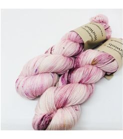 WestWooly merino SW 325, er et superblødt, lækkert og robust garn, og det kan bruges til utallige formål som sweatre, sjaler og ikke mindst strik til børn. Garnet er hårdt spundet af lange og bløde fibre og er derfor både blødt og kan strikkes på op til pind 4,5 mm Materiale: 100 % merino, 2-trådet, 20,5 mic Vejledende pinde: 3,5-4,5 mm Vejledende strikkefasthed: 22-30 masker pr 10 cm Løbelængde: 325 m pr fed a' 100 g Jeg håndfarver alle fed i små partier, husk derfor at bestille fed nok til dit projekt Vær opmærksom på, at farven på billedet kan afvige en smule fra virkeligheden, da det afhænger af skærmens farvekalibrering. Der kan således også være nuanceforskelle fra skærm til skærm. Håndfarvet garn er et spændende og interessant materiale at arbejde med.  Alle fed er farvet i hånden og helt unikke.Derfor vil der opleves forskelle i de enkelte fed. Når du strikker med håndfarvet garn, kan du med fordel strikke med to forskellige nøgler på samme tid. Strik eks. 2-5 omgange med hvert nøgle, hvormed du  