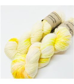 Merino SW 100 % single er et blødt og håndfarvet garn farvet i smukke farver. Garnet er 1-trådet og velegnet til utallige formål, sjaler, sweatre m.v. Hvis du ønsker at strikke på rundpind, bør garnet anvendes med en følgetråd, da den kan dreje, grundet tråden er 1-trådet. Løbelængde 365 m. på 100 g og et garn der kan benyttet både alene eller som en følgetråd. Vejledende pinde: 2,5-4 mm, Vejledende strikkefasthed: 28-36 masker pr 10 cm Jeg håndfarver alle fed i små partier, husk derfor at bestille fed nok til dit projekt, så du får nøjagtigt samme udtryk i hele arbejdet.