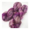 WestWooly Silke Mohair er blødt, lækkert og fyldigt garn, og det kan bruges til utallige formål som sweatre, sjaler og ikke mindst strik du ønsker at tilføre ekstra glans og kærlighed. Materiale: 75 % Superkidmohair, 25 % Mulbærsilke Vejledende pinde: 3-4 mm Vejledende strikkefasthed: 32-40 masker pr 10 cm Løbelængde: 420 m pr fed a' 50 g Jeg håndfarver alle fed i små partier, husk derfor at bestille fed nok til dit projekt Bløde og glansfulde fed i en blanding af 75 % Kidmohair og 25 % Mulbærsilke. Dette garn er dermed et virkelig eksklusivt garn til dit strik. Mohair varmer 3 x mere end uld og vejer næsten intet. Brug garnet til sweatre, sjaler, huer og alt det andet, du ønsker ekstra blødt, lækkert, let og varmt.