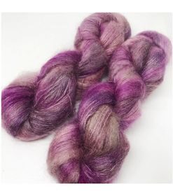 WestWooly Silke Mohair er blødt, lækkert og fyldigt garn, og det kan bruges til utallige formål som sweatre, sjaler og ikke mindst strik du ønsker at tilføre ekstra glans og kærlighed. Materiale: 75 % Superkidmohair, 25 % Mulbærsilke Vejledende pinde: 3-4 mm Vejledende strikkefasthed: 32-40 masker pr 10 cm Løbelængde: 420 m pr fed a' 50 g Jeg håndfarver alle fed i små partier, husk derfor at bestille fed nok til dit projekt Bløde og glansfulde fed i en blanding af 75 % Kidmohair og 25 % Mulbærsilke. Dette garn er dermed et virkelig eksklusivt garn til dit strik. Mohair varmer 3 x mere end uld og vejer næsten intet. Brug garnet til sweatre, sjaler, huer og alt det andet, du ønsker ekstra blødt, lækkert, let og varmt.