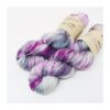 WestWooly merino SW 325, er et superblødt, lækkert og robust garn, og det kan bruges til utallige formål som sweatre, sjaler og ikke mindst strik til børn. Garnet er hårdt spundet af lange og bløde fibre og er derfor både blødt og kan strikkes på op til pind 4,5 mm Materiale: 100 % merino, 2-trådet, 20,5 mic Vejledende pinde: 3,5-4,5 mm Vejledende strikkefasthed: 22-30 masker pr 10 cm Løbelængde: 325 m pr fed a' 100 g Jeg håndfarver alle fed i små partier, husk derfor at bestille fed nok til dit projekt Vær opmærksom på, at farven på billedet kan afvige en smule fra virkeligheden, da det afhænger af skærmens farvekalibrering. Der kan således også være nuanceforskelle fra skærm til skærm. Håndfarvet garn er et spændende og interessant materiale at arbejde med.  Alle fed er farvet i hånden og helt unikke.Derfor vil der opleves forskelle i de enkelte fed. Når du strikker med håndfarvet garn, kan du med fordel strikke med to forskellige nøgler på samme tid. Strik eks. 2-5 omgange med hvert nøgle, hvormed du  
