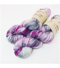 WestWooly merino SW 325, er et superblødt, lækkert og robust garn, og det kan bruges til utallige formål som sweatre, sjaler og ikke mindst strik til børn. Garnet er hårdt spundet af lange og bløde fibre og er derfor både blødt og kan strikkes på op til pind 4,5 mm Materiale: 100 % merino, 2-trådet, 20,5 mic Vejledende pinde: 3,5-4,5 mm Vejledende strikkefasthed: 22-30 masker pr 10 cm Løbelængde: 325 m pr fed a' 100 g Jeg håndfarver alle fed i små partier, husk derfor at bestille fed nok til dit projekt Vær opmærksom på, at farven på billedet kan afvige en smule fra virkeligheden, da det afhænger af skærmens farvekalibrering. Der kan således også være nuanceforskelle fra skærm til skærm. Håndfarvet garn er et spændende og interessant materiale at arbejde med.  Alle fed er farvet i hånden og helt unikke.Derfor vil der opleves forskelle i de enkelte fed. Når du strikker med håndfarvet garn, kan du med fordel strikke med to forskellige nøgler på samme tid. Strik eks. 2-5 omgange med hvert nøgle, hvormed du  