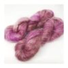 WestWooly Silke Mohair er blødt, lækkert og fyldigt garn, og det kan bruges til utallige formål som sweatre, sjaler og ikke mindst strik du ønsker at tilføre ekstra glans og kærlighed. Materiale: 75 % Superkidmohair, 25 % Mulbærsilke Vejledende pinde: 3-4 mm Vejledende strikkefasthed: 32-40 masker pr 10 cm Løbelængde: 420 m pr fed a' 50 g Jeg håndfarver alle fed i små partier, husk derfor at bestille fed nok til dit projekt Bløde og glansfulde fed i en blanding af 75 % Kidmohair og 25 % Mulbærsilke. Dette garn er dermed et virkelig eksklusivt garn til dit strik. Mohair varmer 3 x mere end uld og vejer næsten intet. Brug garnet til sweatre, sjaler, huer og alt det andet, du ønsker ekstra blødt, lækkert, let og varmt.