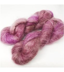 WestWooly Silke Mohair er blødt, lækkert og fyldigt garn, og det kan bruges til utallige formål som sweatre, sjaler og ikke mindst strik du ønsker at tilføre ekstra glans og kærlighed. Materiale: 75 % Superkidmohair, 25 % Mulbærsilke Vejledende pinde: 3-4 mm Vejledende strikkefasthed: 32-40 masker pr 10 cm Løbelængde: 420 m pr fed a' 50 g Jeg håndfarver alle fed i små partier, husk derfor at bestille fed nok til dit projekt Bløde og glansfulde fed i en blanding af 75 % Kidmohair og 25 % Mulbærsilke. Dette garn er dermed et virkelig eksklusivt garn til dit strik. Mohair varmer 3 x mere end uld og vejer næsten intet. Brug garnet til sweatre, sjaler, huer og alt det andet, du ønsker ekstra blødt, lækkert, let og varmt.
