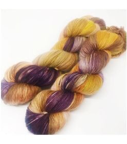 Merino SW 100 % single er et blødt og håndfarvet garn farvet i smukke farver. Garnet er 1-trådet og velegnet til utallige formål, sjaler, sweatre m.v. Hvis du ønsker at strikke på rundpind, bør garnet anvendes med en følgetråd, da den kan dreje, grundet tråden er 1-trådet. Løbelængde 365 m. på 100 g og et garn der kan benyttet både alene eller som en følgetråd. Vejledende pinde: 2,5-4 mm, Vejledende strikkefasthed: 28-36 masker pr 10 cm Jeg håndfarver alle fed i små partier, husk derfor at bestille fed nok til dit projekt, så du får nøjagtigt samme udtryk i hele arbejdet.