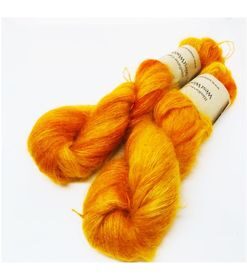 WestWooly Silke Mohair er blødt, lækkert og fyldigt garn, og det kan bruges til utallige formål som sweatre, sjaler og ikke mindst strik du ønsker at tilføre ekstra glans og kærlighed. Materiale: 75 % Superkidmohair, 25 % Mulbærsilke Vejledende pinde: 3-4 mm Vejledende strikkefasthed: 32-40 masker pr 10 cm Løbelængde: 420 m pr fed a' 50 g Jeg håndfarver alle fed i små partier, husk derfor at bestille fed nok til dit projekt Bløde og glansfulde fed i en blanding af 75 % Kidmohair og 25 % Mulbærsilke. Dette garn er dermed et virkelig eksklusivt garn til dit strik. Mohair varmer 3 x mere end uld og vejer næsten intet. Brug garnet til sweatre, sjaler, huer og alt det andet, du ønsker ekstra blødt, lækkert, let og varmt.