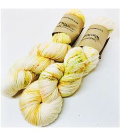 WestWooly merino SW 325, er et superblødt, lækkert og robust garn, og det kan bruges til utallige formål som sweatre, sjaler og ikke mindst strik til børn. Garnet er hårdt spundet af lange og bløde fibre og er derfor både blødt og kan strikkes på op til pind 4,5 mm Materiale: 100 % merino, 2-trådet, 20,5 mic Vejledende pinde: 3,5-4,5 mm Vejledende strikkefasthed: 22-30 masker pr 10 cm Løbelængde: 325 m pr fed a' 100 g Jeg håndfarver alle fed i små partier, husk derfor at bestille fed nok til dit projekt Vær opmærksom på, at farven på billedet kan afvige en smule fra virkeligheden, da det afhænger af skærmens farvekalibrering. Der kan således også være nuanceforskelle fra skærm til skærm. Håndfarvet garn er et spændende og interessant materiale at arbejde med.  Alle fed er farvet i hånden og helt unikke.Derfor vil der opleves forskelle i de enkelte fed. Når du strikker med håndfarvet garn, kan du med fordel strikke med to forskellige nøgler på samme tid. Strik eks. 2-5 omgange med hvert nøgle, hvormed du  
