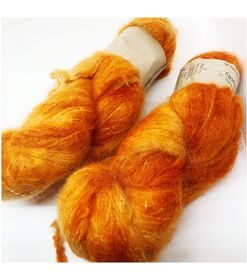 WestWooly Fat Mohair er et tykt mohairgarn i en dejlig tykkelse. Garnet har en sammensætning, der består af 73% kid mohair, 12% merinould og 5% nylon. Dette garn er enormt blødt med en god fylde og kan bruges i mange sammenhænge, som eks de lune sweatre på større pinde. Garnet kan bruges alene eller sammen med en tråd ufarvet merino, merino/Tencel, Merino/silke eller merino single. Jeg håndfarver alle fed i små partier, husk derfor at bestille fed nok til dit projekt Fiberindhold: 73% kid mohair, 12% merino, 5% nylon Anbefalet pind: 7-10 mm Løbelængde: 180 meter / 100 g i hvert fed Vaskeanvisning: håndvask 30 grader – tørres liggende Vær opmærksom på, at farven på billedet kan afvige en smule fra virkeligheden, da det afhænger af skærmens farvekalibrering. Der kan således også være nuanceforskelle fra skærm til skærm. Håndfarvet garn er et spændende og interessant materiale at arbejde med.  Alle fed er farvet i hånden og helt unikke.Derfor vil der opleves forskelle i de enkelte fed. Når du strikker med håndfarvet garn, kan du med fordel strikke med to forskellige nøgler på samme tid. Strik eks. 2-5 omgange med hvert nøgle, jhvormed du  