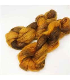 WestWooly Silke Mohair er blødt, lækkert og fyldigt garn, og det kan bruges til utallige formål som sweatre, sjaler og ikke mindst strik du ønsker at tilføre ekstra glans og kærlighed. Materiale: 75 % Superkidmohair, 25 % Mulbærsilke Vejledende pinde: 3-4 mm Vejledende strikkefasthed: 32-40 masker pr 10 cm Løbelængde: 420 m pr fed a' 50 g Jeg håndfarver alle fed i små partier, husk derfor at bestille fed nok til dit projekt Bløde og glansfulde fed i en blanding af 75 % Kidmohair og 25 % Mulbærsilke. Dette garn er dermed et virkelig eksklusivt garn til dit strik. Mohair varmer 3 x mere end uld og vejer næsten intet. Brug garnet til sweatre, sjaler, huer og alt det andet, du ønsker ekstra blødt, lækkert, let og varmt.