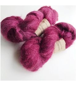 WestWooly Silke Mohair er blødt, lækkert og fyldigt garn, og det kan bruges til utallige formål som sweatre, sjaler og ikke mindst strik du ønsker at tilføre ekstra glans og kærlighed. Silke mohair er velegnet som følgetråd men kan også strikkes alene med 1 eller 2 tråde. Materiale: 75 % Superkidmohair, 25 % Morbærsilke Vejledende pinde: 3-4 mm Vejledende strikkefasthed: 32-40 masker pr 10 cm Løbelængde: 420 m pr fed a' 50 g Vaskeanvisning: håndvask, gerne i uldsæbe, kan centrifugeres i maskine – tørres liggende Jeg håndfarver alle fed i små partier, husk derfor at bestille fed nok til dit projekt Vær opmærksom på, at farven på billedet kan afvige en smule fra virkeligheden, da det afhænger af skærmens farvekalibrering. Der kan således  være nuanceforskelle fra skærm til skærm. 